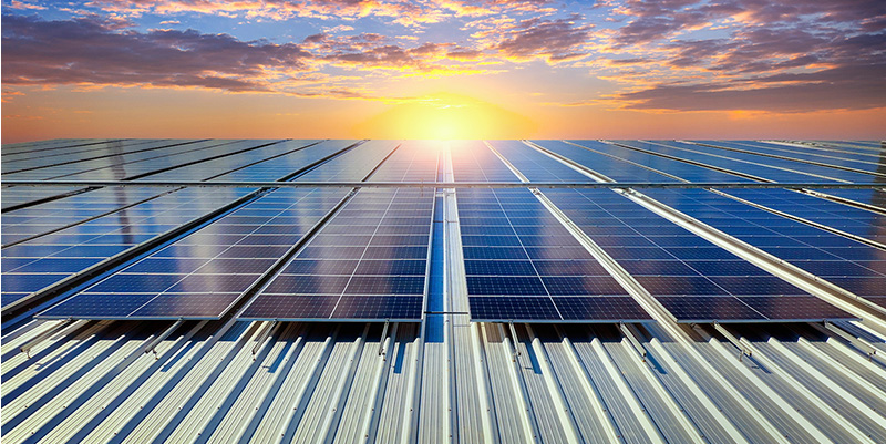 Améliorer le DPE de sa copropriété en installant des panneaux solaires sur le toit de son immeuble.